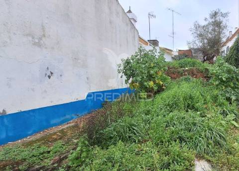 Ruína para reconstrução, de rés do chão e 1.º andar com 117 m2