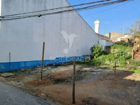 Ruína para reconstrução, de rés do chão e 1.º andar com 117 m2