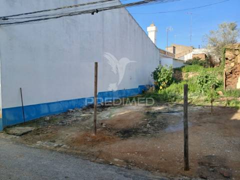 Ruína para reconstrução, de rés do chão e 1.º andar com 117 m2