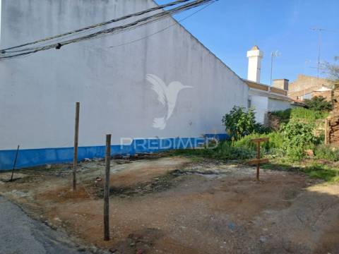 Ruína para reconstrução, de rés do chão e 1.º andar com 117 m2