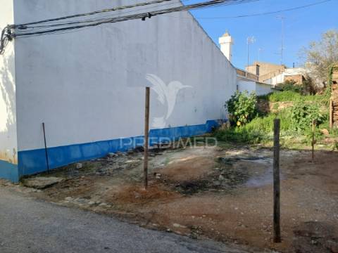 Ruína para reconstrução, de rés do chão e 1.º andar com 117 m2