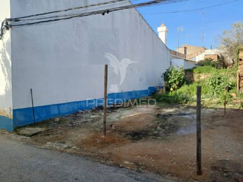 Ruína para reconstrução, de rés do chão e 1.º andar com 117 m2