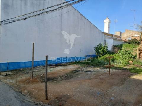 Ruína para reconstrução, de rés do chão e 1.º andar com 117 m2