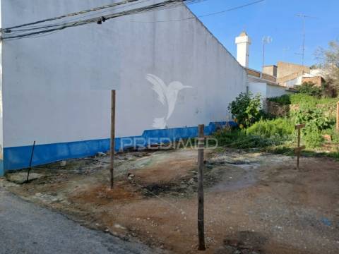 Ruína para reconstrução, de rés do chão e 1.º andar com 117 m2