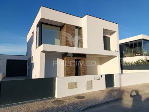 Moradia isolada t3, c/piscina e garagem, em azeitão