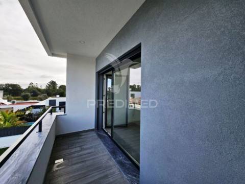 Moradia isolada t3, c/piscina e garagem, em azeitão