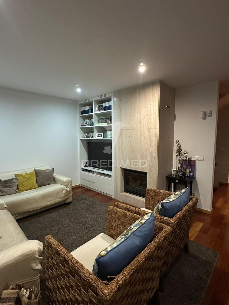 Moradia t4, em banda, na quinta da oliveiras, em lomar, braga