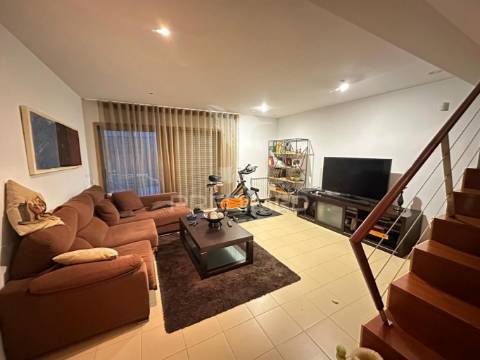 Moradia t4, em banda, na quinta da oliveiras, em lomar, braga
