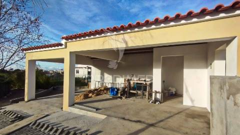 Quintinha em terreno  de 2 762m2, a 5 min das praias de sesimbra