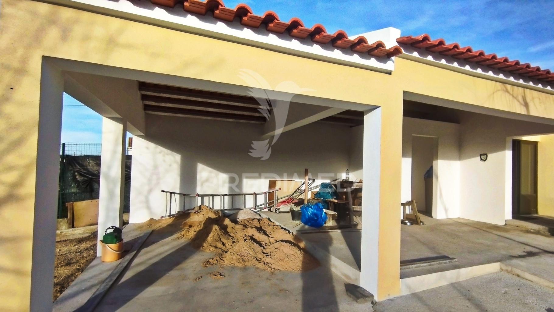 Quintinha em terreno  de 2 762m2, a 5 min das praias de sesimbra