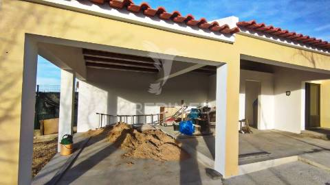 Quintinha em terreno  de 2 762m2, a 5 min das praias de sesimbra