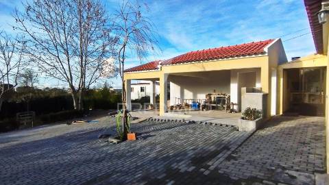 Quintinha em terreno  de 2 762m2, a 5 min das praias de sesimbra