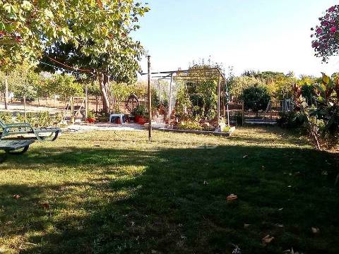 Quintinha em terreno  de 2 762m2, a 5 min das praias de sesimbra