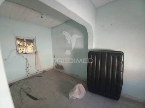 Moradia térrea com logradouro – oportunidade para personalizar ao seu estilo