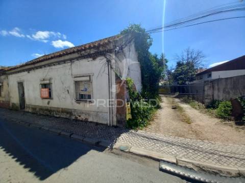 Moradia térrea com logradouro – oportunidade para personalizar ao seu estilo