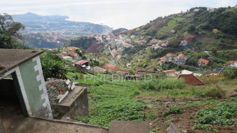 Moradia para recuperar t3 em câmara de lobos.