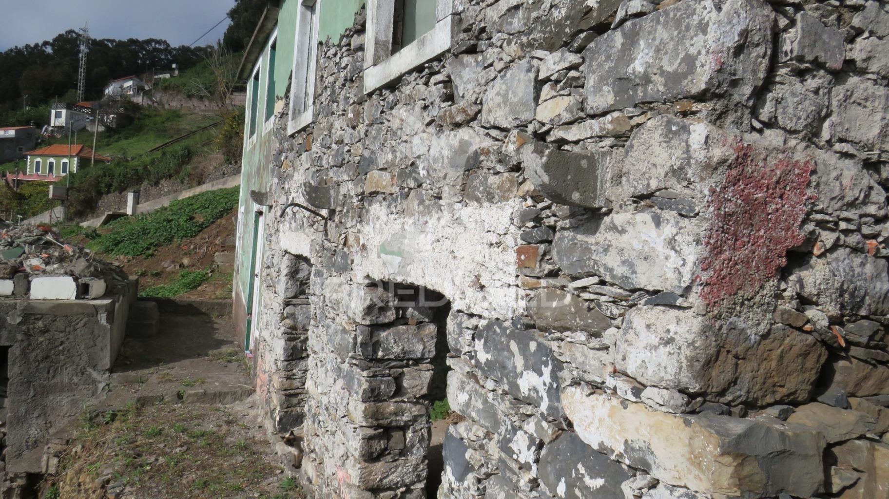 Moradia para recuperar t3 em câmara de lobos.