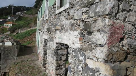 Moradia para recuperar t3 em câmara de lobos.
