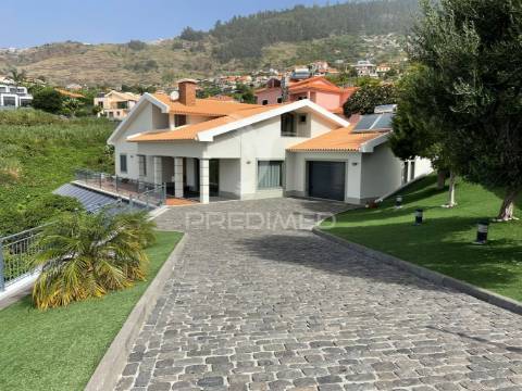 Moradia de luxo na calheta vista mar infinito