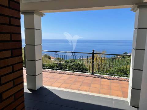 Moradia de luxo na calheta vista mar infinito