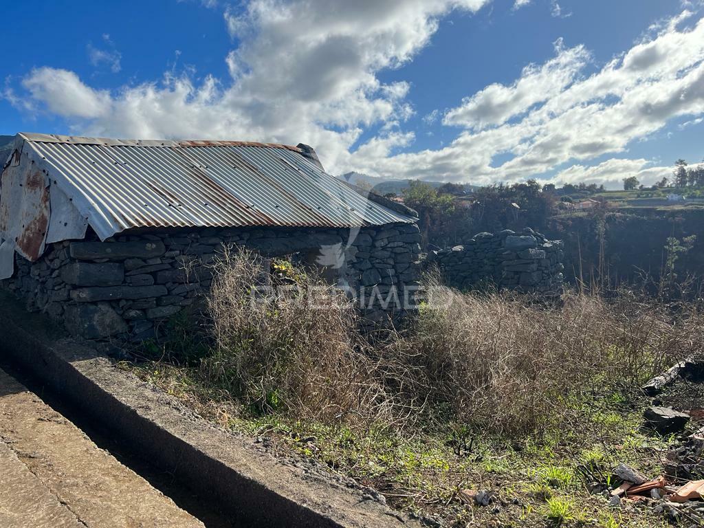 Vendo 2 palheiros e 670m2 de terreno na raposeira-calheta- ilha da madeira