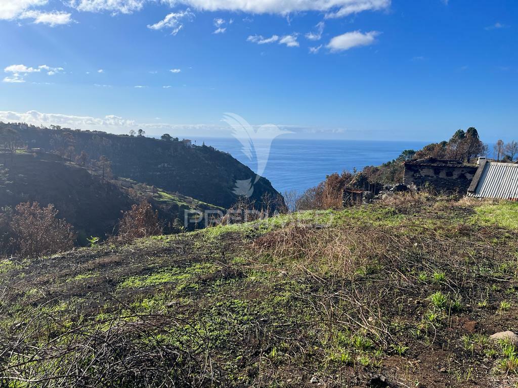 Vendo 2 palheiros e 670m2 de terreno na raposeira-calheta- ilha da madeira