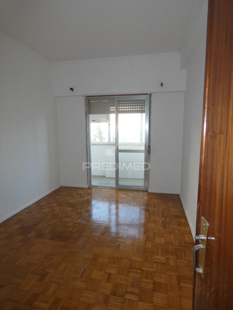 Apartamento luminoso para arrendamento em são joão da talha - loures