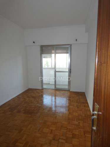 Apartamento luminoso para arrendamento em são joão da talha - loures