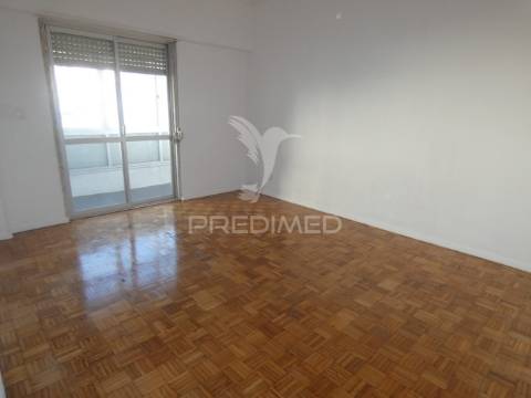Apartamento luminoso para arrendamento em são joão da talha - loures