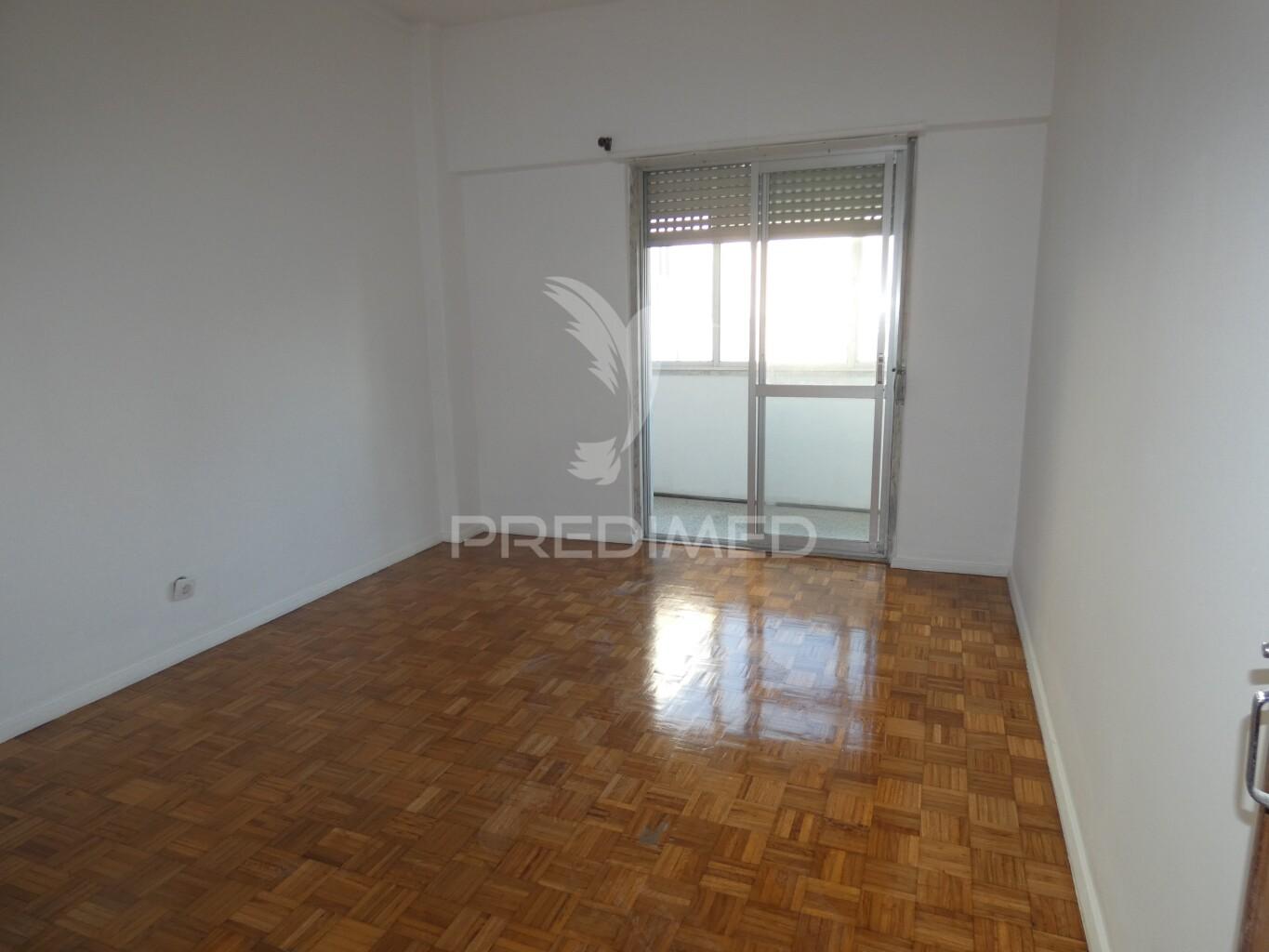Apartamento luminoso para arrendamento em são joão da talha - loures