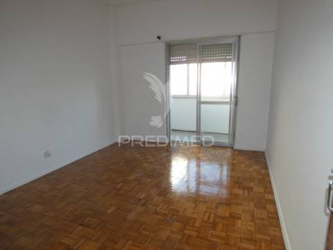 Apartamento luminoso para arrendamento em são joão da talha - loures