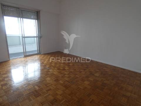 Apartamento luminoso para arrendamento em são joão da talha - loures