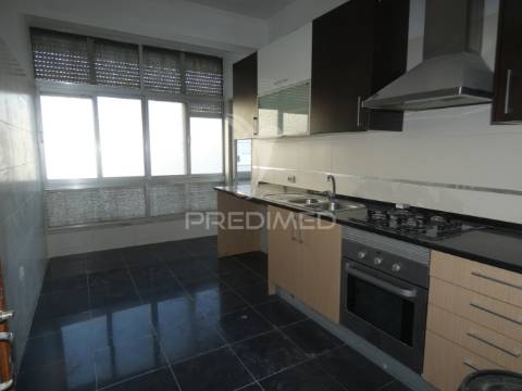 Apartamento luminoso para arrendamento em são joão da talha - loures