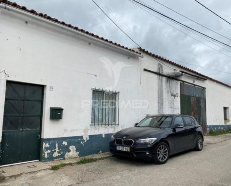 Prédio urbano com arrecadações e terreno em achete (santarém)