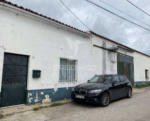Prédio urbano com arrecadações e terreno em achete (santarém)