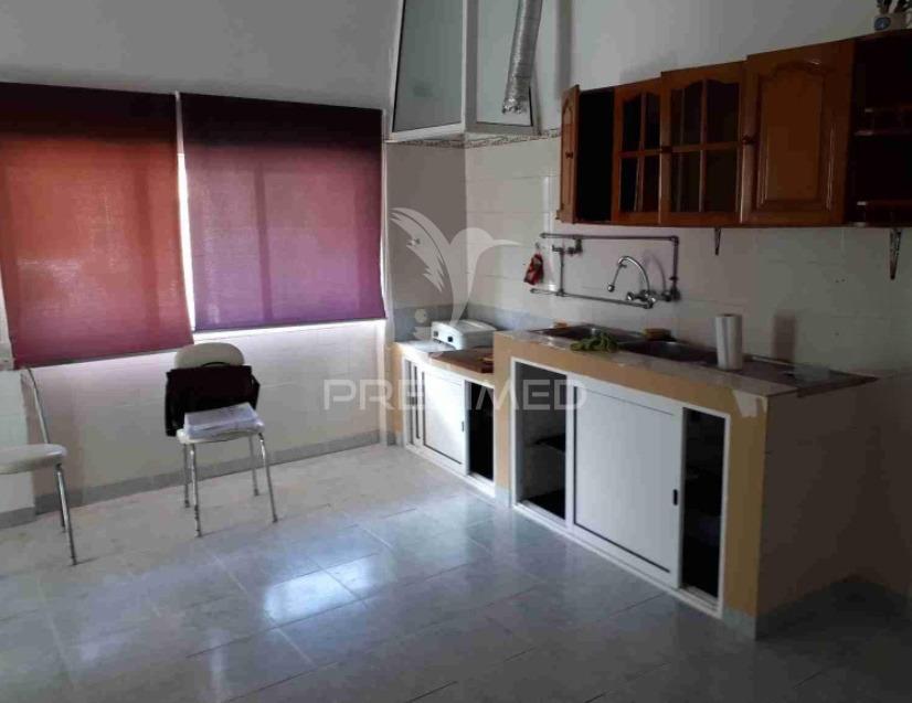Prédio urbano com arrecadações e terreno em achete (santarém)