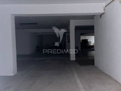 Loja e estacionamento avenal