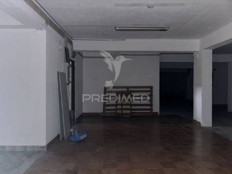 Loja e estacionamento avenal