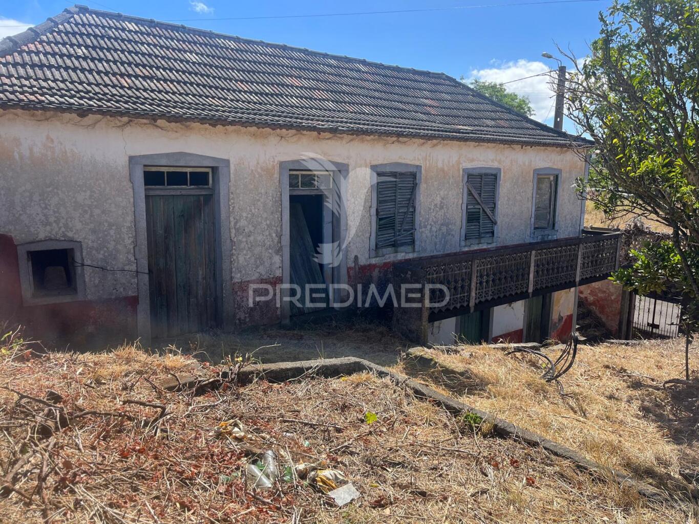 Moradia e palheiro ambos para recuperar com 800m2 de terreno