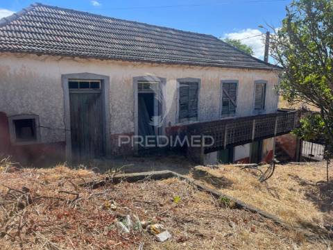 Moradia e palheiro ambos para recuperar com 800m2 de terreno