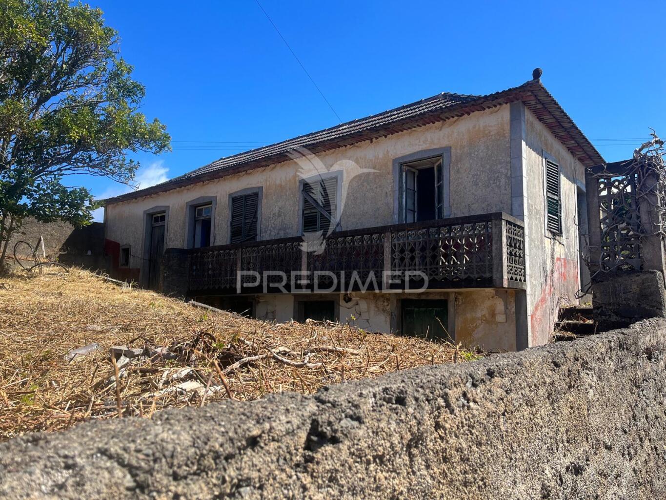 Moradia e palheiro ambos para recuperar com 800m2 de terreno