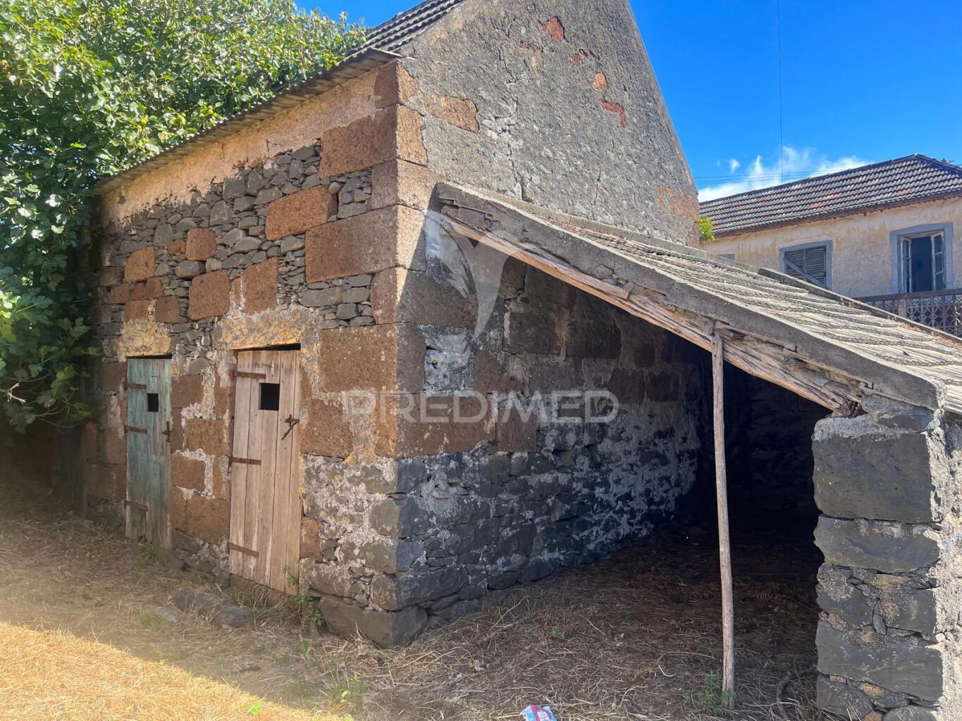 Moradia e palheiro ambos para recuperar com 800m2 de terreno
