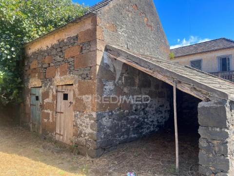 Moradia e palheiro ambos para recuperar com 800m2 de terreno