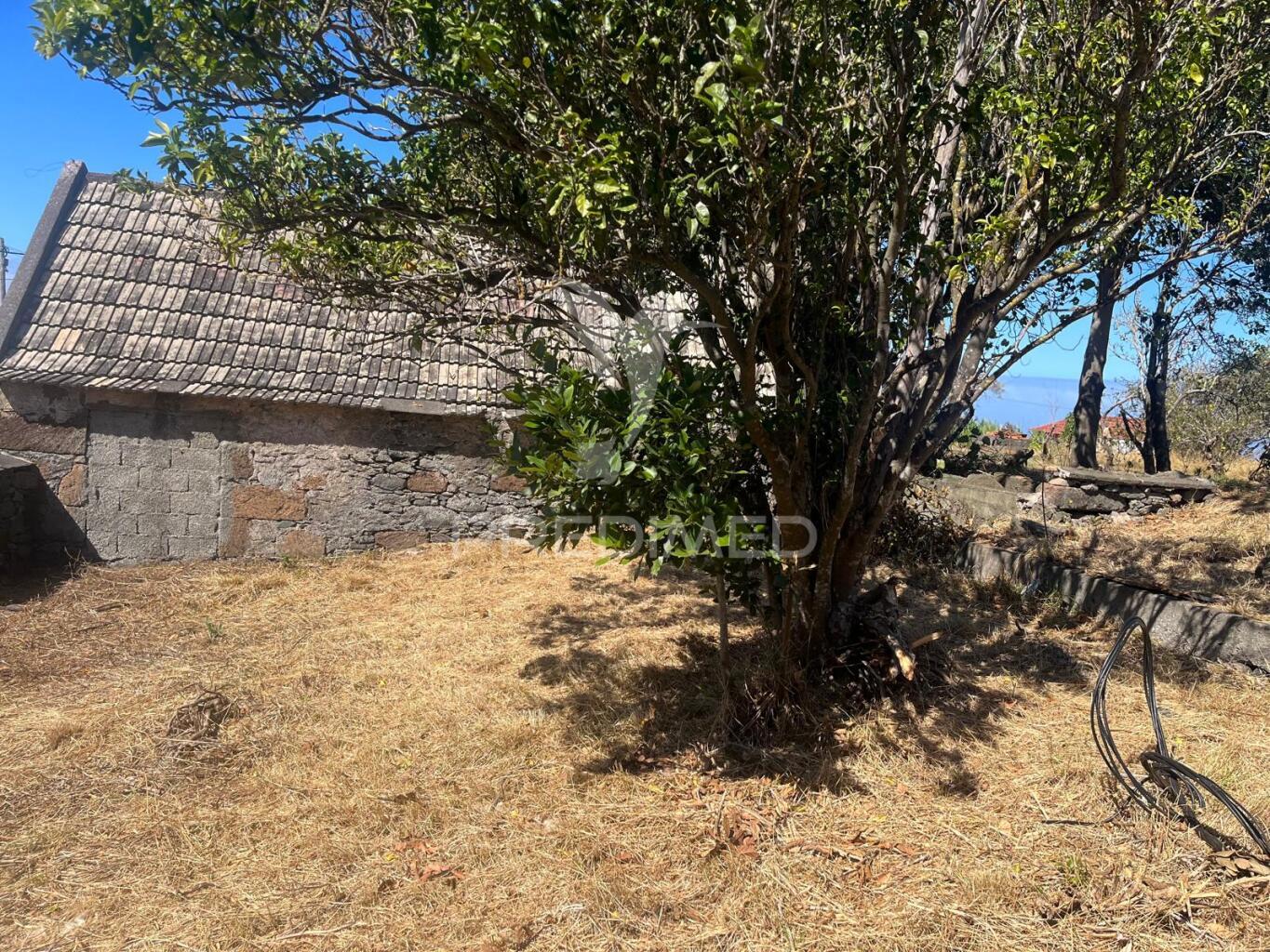 Moradia e palheiro ambos para recuperar com 800m2 de terreno