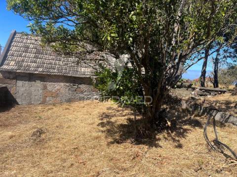 Moradia e palheiro ambos para recuperar com 800m2 de terreno