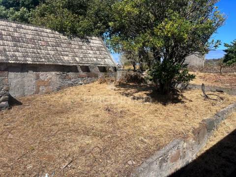 Moradia e palheiro ambos para recuperar com 800m2 de terreno