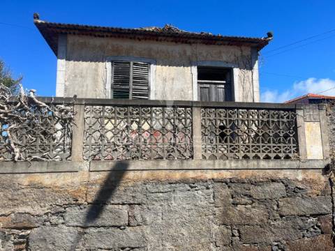 Moradia e palheiro ambos para recuperar com 800m2 de terreno
