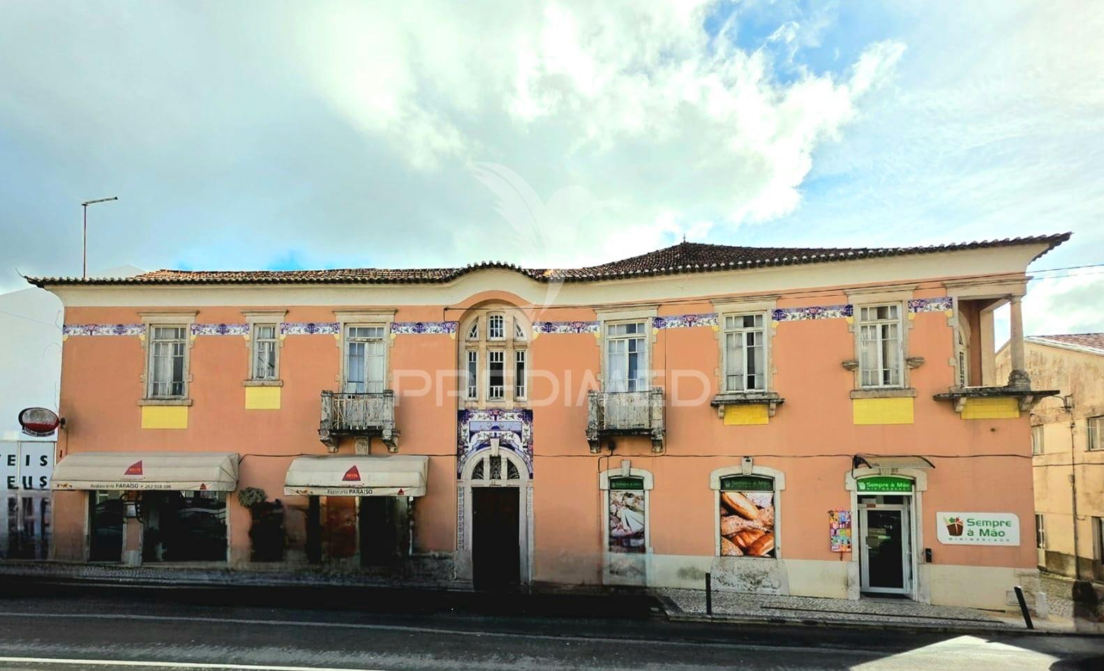 Prédio histórico com terreno urbanizável no centro da benedita