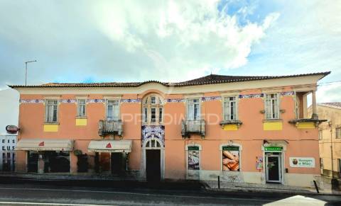 Prédio histórico com terreno urbanizável no centro da benedita