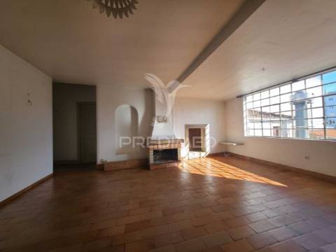 Prédio histórico com terreno urbanizável no centro da benedita